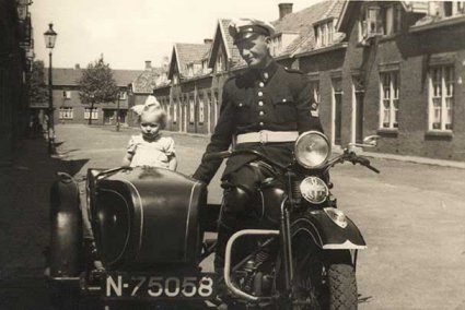 Met dochter bij de Harley-Davidson (collectie Gemeentepolitieeindhoven.nl)