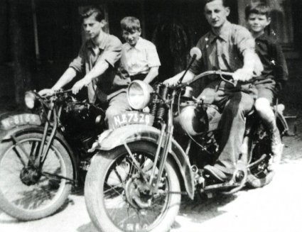 Onbekende motor en een 500 cc Harley Davidson 1934/1935.