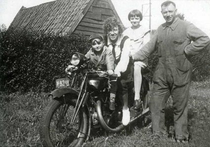 Jan van Zon met zijn motor (Collectie Heemkundekring St. Achten op Boeckel)