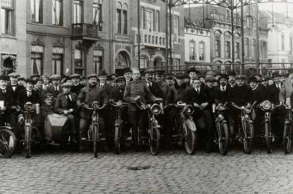 Zuid-Nederlandse Motorwielrijdersvereniging in Helmond, 1915.