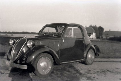 Fiat 500B met open kap, zomer 1949 (Foto: Collectie Th. Jansen)