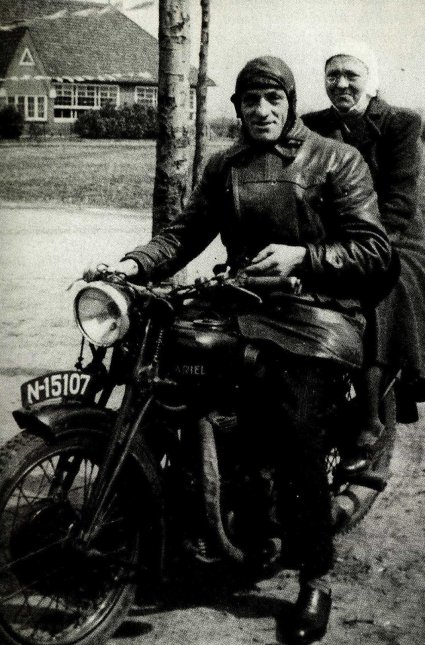 Veeverloskundige Barten en zijn vrouw Anna op zijn Ariël, ca. 1950 (collectie: Peeters)