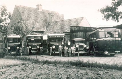 N-17456 Bussen en taxi van de fa. Van Asten (Collectie J. Verdijsseldonck)