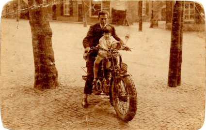Gillet (Foto: H.A.O. Sandtmann. Collectie Werkgroep Struikelstenen Uden)