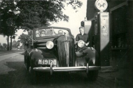 Chevrolet 1936 bij de benzinepomp van Hermes (collectie Hkk De Elf Rotten)