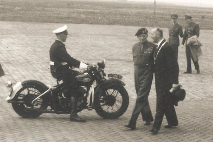 Burgemeester Kolfschoten en veldmaarschalk Montgomery passeren een motoragent, vliegveld Eindhoven, 1949 (originele foto: Collectie Adri Ekstijn)