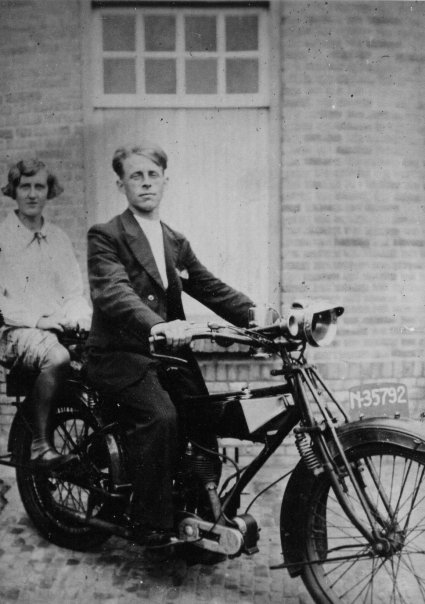 Harrie Coolen en Anna Ceelen op de motor van Tibbe Ceelen (collectie: H. van Lieshout)