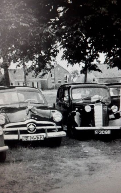 Links een Ford, rechts een Vauxhall, 1949 (particuliere collectie)