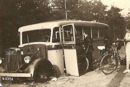 De vernielde bus (collectie N. Dankers)