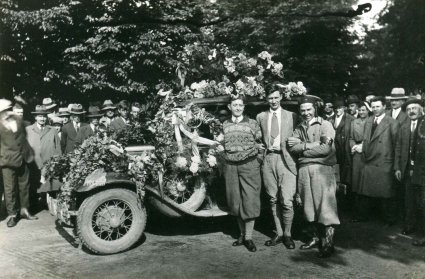 N-4705 Jacques vd Meulen, Jan van Abbe en journalist Went bij aankomst in Nederland, 1931 (collectie I. Ramselaar-van der Meulen)