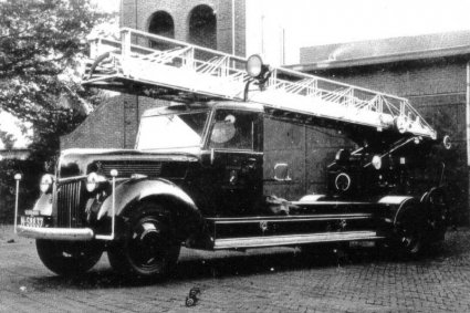 de Ford bij de brandweerkazerne (collectie brandweervoertuigenonline)