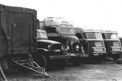 Wagens van transportbedrijf Manders (collectie: M. van Kemenade)