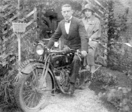 De motor, hier al met Gelders kenteken (collectie G. Couwenberg)