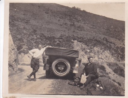 Cadillac. Cees Mariën en Vincent van Gilse bij de Col d'Aspin in de Pyreneeën (coll. Cornelis v.d. Ven)