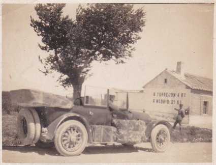 Cadillac. Cees Mariën bij en Vincent van Gilse in de auto, nabij Madrid, 1924 (coll. Cornelis v.d. Ven)