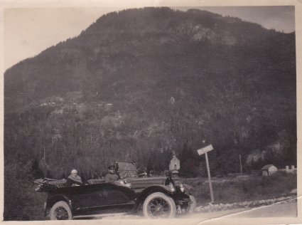Cadillac met Cees Mariën en achterin Maria van Loon bij Les Gorges de Diosaz (coll. Cornelis v.d. Ven)
