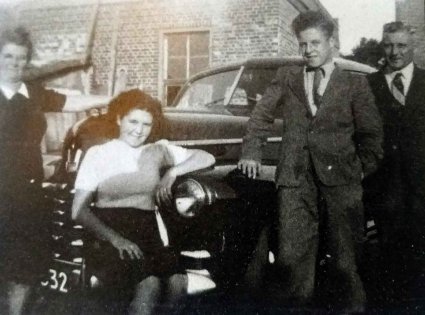 N-19632 Het gezin Overbeeke bij de nieuwe Chevrolet, 1945 (coll. R. Overbeeke)