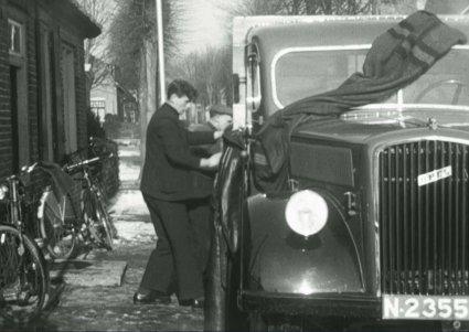 N-23554 Verhuizing van moeder Mie de Leest (collectie Van Lankvelt)
