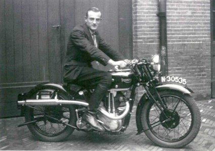 N-30535 Triumph (Lithoijen's Familiealbum, deel 3)