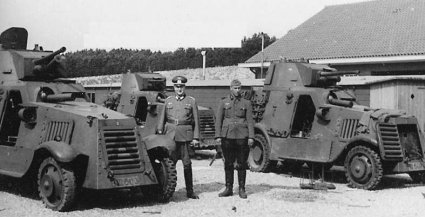Links III-603, rechts III-607 in Duitse handen (bron: Landsverk M38 Pantserwagen)