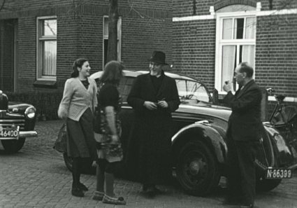 Thuiskomst of vertrek van missionaris Arnoldus de Leest, 1949. Peugeot en Ford (collectie Van Lankvelt)