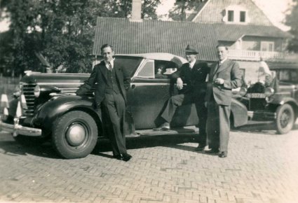 Oldsmobile en A-Ford (bron: Heemkunde Boxtel)