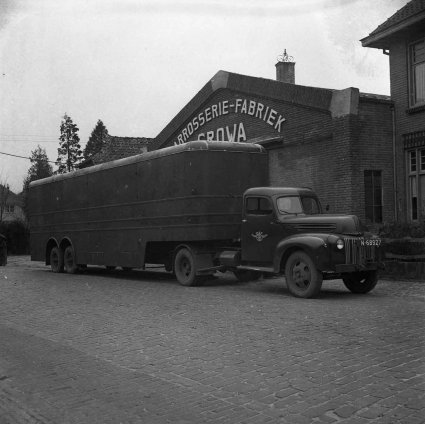 Ford (foto: A.L. Scheepens, Uden.  Bron: Stichting Het Uden-Archief van Bressers)