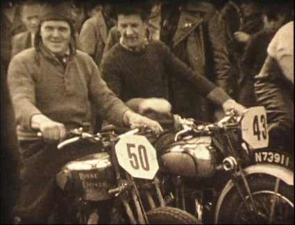 Royal Enfield en Triumph (film Motorcross St. Oedenrode 1946; coll. Joop van Lankvelt)