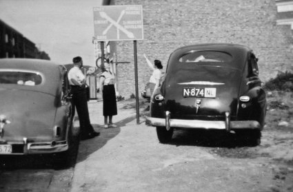 N-874 Ford, 1955 een bezoek aan de watervallen van Coo in Stavelot (België) 1955. Personen vlnr: Martien Vugts, Mariet Vugts-Prinssen en Marie-Thérèse Vugts-Blondeua (Heemkundekring Schijndel, coll. fam. Vugts)