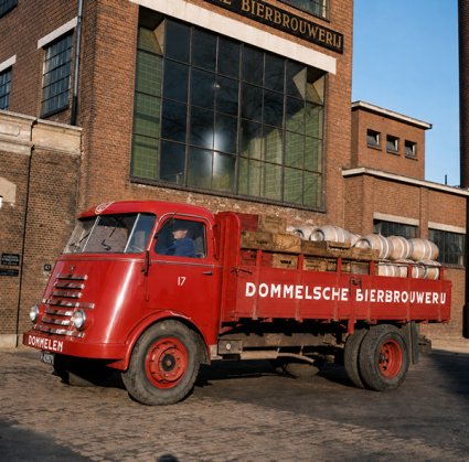 Foto 1: DAF bij de Dommelsche Bierbrouwerij, 1954 (foto: Henk Hovens)