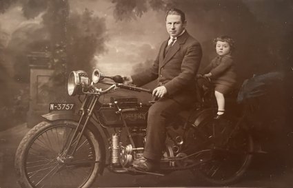 Foto 3: Jos en Willem Klijberg, december 1920 (foto: collectie Arthur van Thiel)