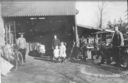 Motor (rechts) met kenteken N-13483, smederij Kerkhof te Dongen (bron: H. Ansems)