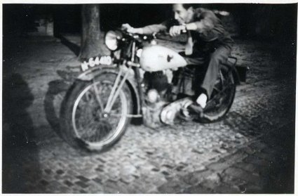 Joop Stakenberg op de motor van Martien Meulemeester uit Boekel, 1946 (bron: J. van Lankvelt)