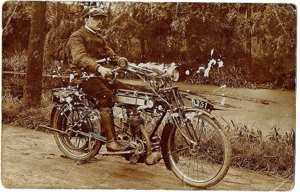 Foto 2: motor ca. 1920. Foto: collectie HKK De Steenen Kamer, Steenbergen