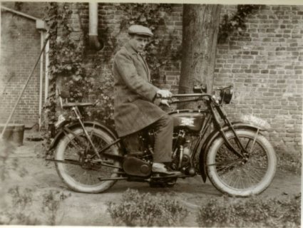 Excelsior motor met kenteken N-10072 (bron: Heemkundekring De Ketsheuvel)