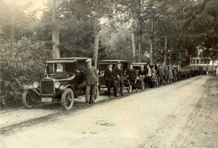 Ford (Bron: collectie Historische Vereniging Werkendam en De Werken c.a.)