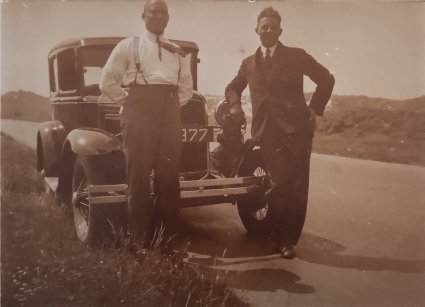 Foto 2: Auto met kenteken N-11377 (bron: collectie Heemkundekring De Vierschaer, Wouw, nr. 4sFO0010229)