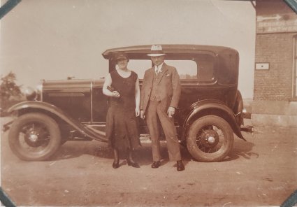 Foto 3: Auto met kenteken N-11377 (bron: collectie Heemkundekring De Vierschaer, Wouw, nr. 4sFO0010230)
