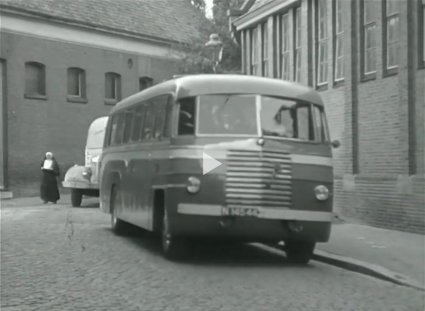 Bron: film Zusters, novicen en postulanten komen terug uit Rosmalen (1948). Collectie Erfgoedcentrum Nederlands Kloosterleven via BrabantinBeelden op 00:01.