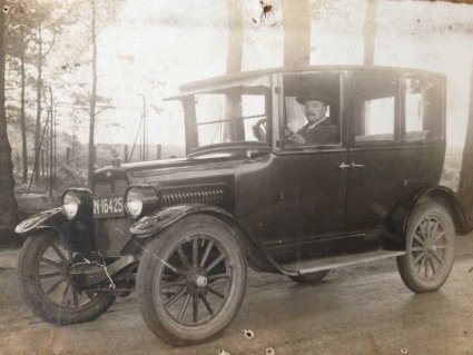 [aanvulling: Willys Overland Sedan ; zie reactie hieronder. Redactie]Bron: collectie Anthony Heijne