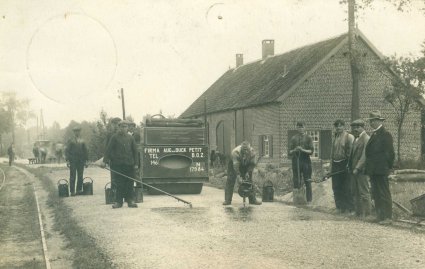 Asfalteren in Oost- of in West-Brabant? (bron: collectie Marc van der Steen)