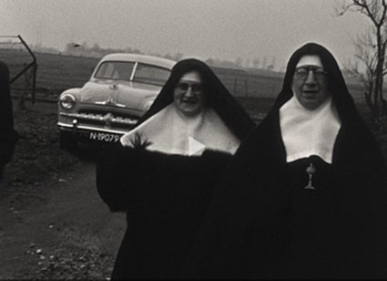 Ford Vedette (Bron: film Zoektocht naar een nieuw klooster: Teteringen. Collectie Erfgoedcentrum Nederlands Kloosterleven via BrabantinBeelden, op 02:04)