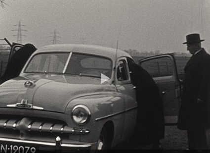 Ford Vedette (Bron: film Zoektocht naar een nieuw klooster: Teteringen. Collectie Erfgoedcentrum Nederlands Kloosterleven via BrabantinBeelden, op 03:45)