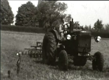 Beeld: Dorpsfilm Overloon 1953, op 9:29. Bron: Collectie De Oude Schoenendoos.