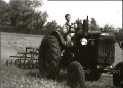 Beeld: Dorpsfilm Overloon 1953, op 9:32. Bron: Collectie De Oude Schoenendoos.