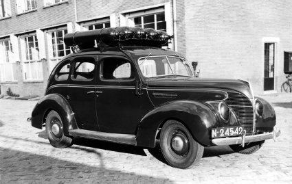 Wagen met kenteken N-24542 (Ford V8, 1939) met gasflessen op het dak (bron: J. de Vries)