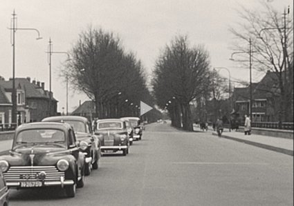 Peugeot 203 (Bron: film Zoektocht naar een nieuw klooster: vertrek van Breda naar Heesch. Collectie Erfgoedcentrum Nederlands Kloosterleven via BrabantinBeelden, op 03:16)