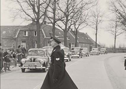 Peugeot 203 (Bron: film Zoektocht naar een nieuw klooster: vertrek van Breda naar Heesch. Collectie Erfgoedcentrum Nederlands Kloosterleven via BrabantinBeelden, op 04:22)