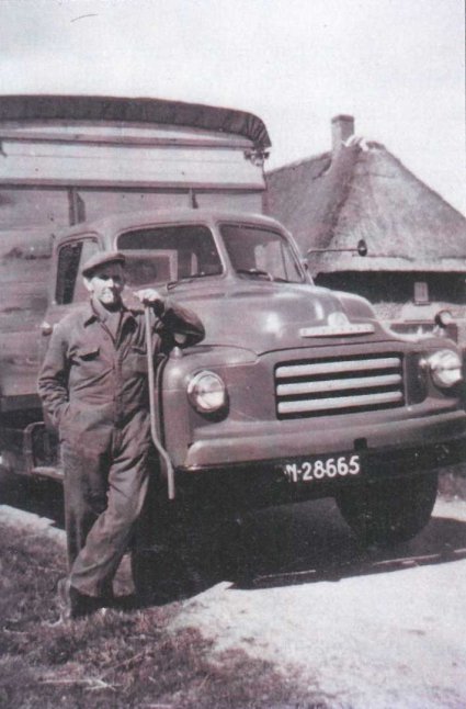 Jan Coenen bij zijn vrachtwagen (Bron: Bedrijvig Oeffelt, blz. 631)