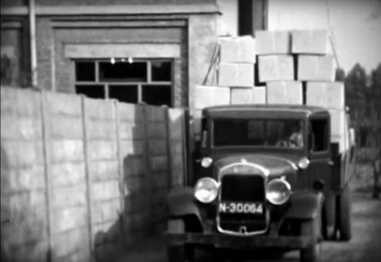 Bron: film Renata schoenfabriek jaren '30 (korte versie) op Beeldbank Oisterwijk (via Youtube), 03:41